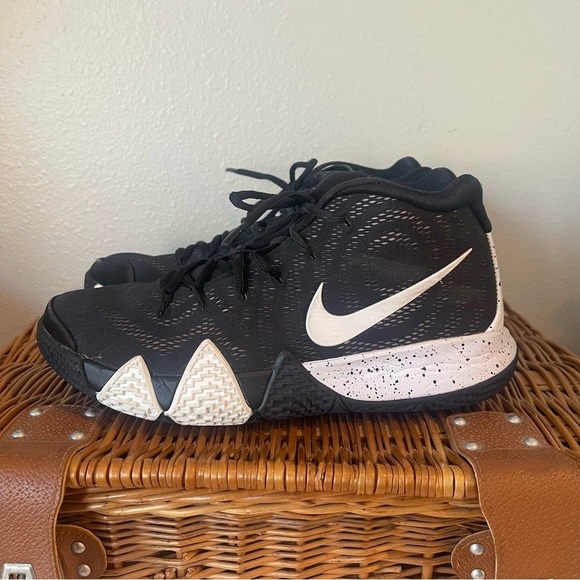 Nike Kyrie 4 Oreo Sneakers Shoes Black White Mens Size 8 Basketball AV2296-001 - Picture 3 of 11